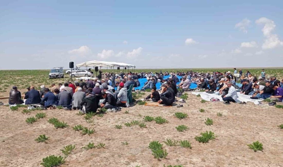 Karapınar’da kuraklık nedeniyle yağmur duası yapıldı Konya’nın Karapınar ilçesinde yaşanan kuraklık nedeniyle vatandaşlar yağmur duası için
