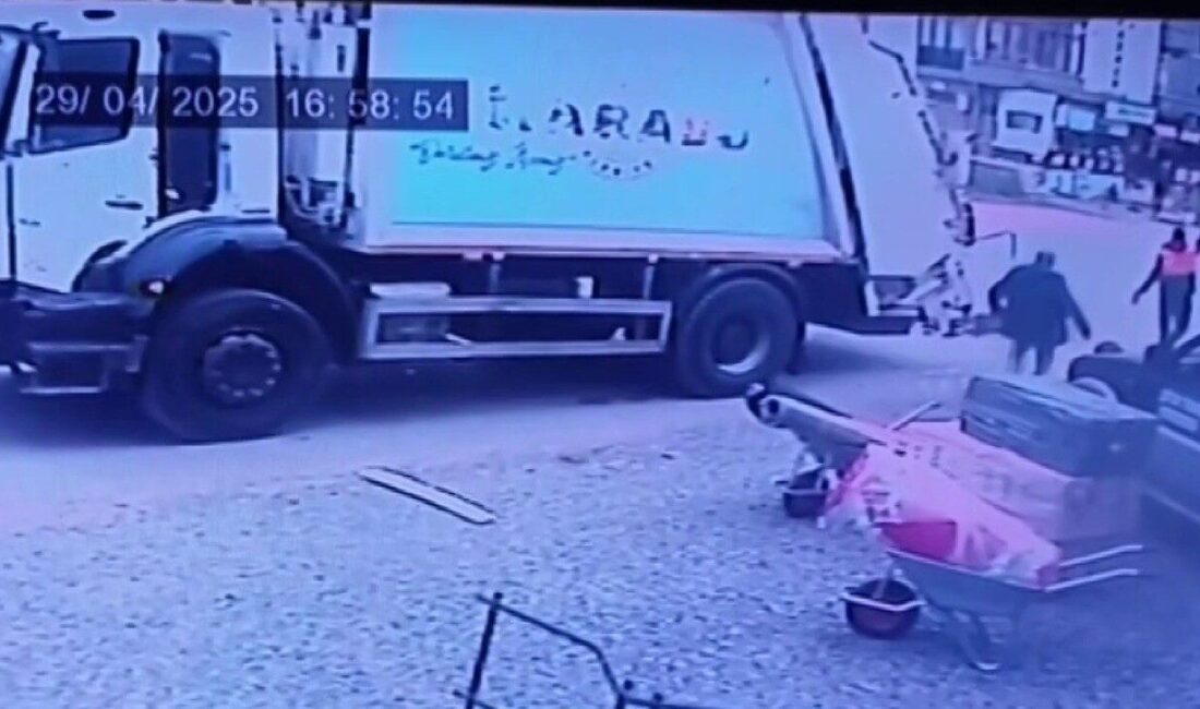 Karasu Belediyesi’ne ait çöp kamyonu 70 yaşındaki adamı ezdi Sakarya’nın Karasu ilçesinde Karasu Belediyesi’ne ait çöp kamyonu, yolun karşısına