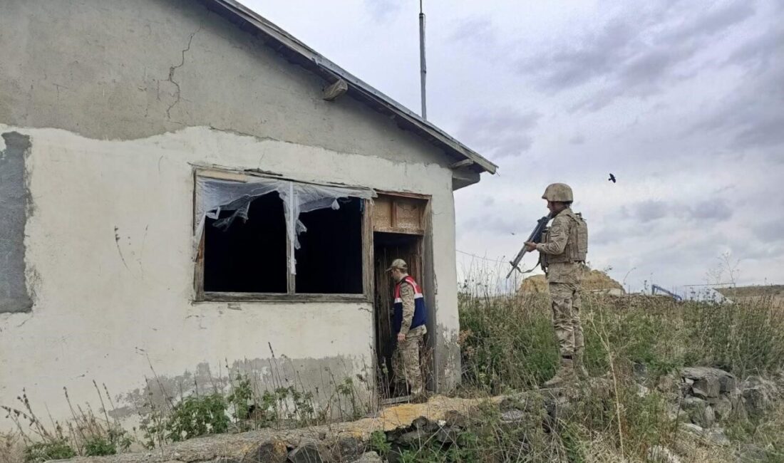Kars’ta 2 bin 196 kişinin GBT sorgulaması yapıldı Kars’ta jandarma ekiplerince 2 bin 196 kişinin GBT sorgulaması yapılırken,