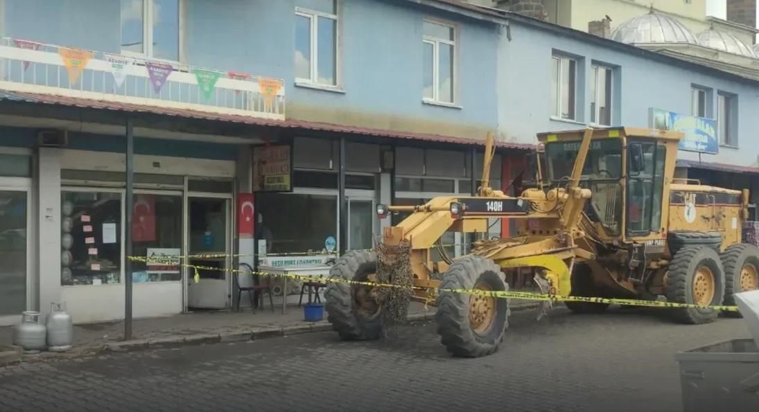 Kars’ta kurşun isabet eden özel idare çalışanı ağır yaralandı Kars’ta 2 grup arasında çıkan silahlı kavgada, kurşunun isabet ettiği