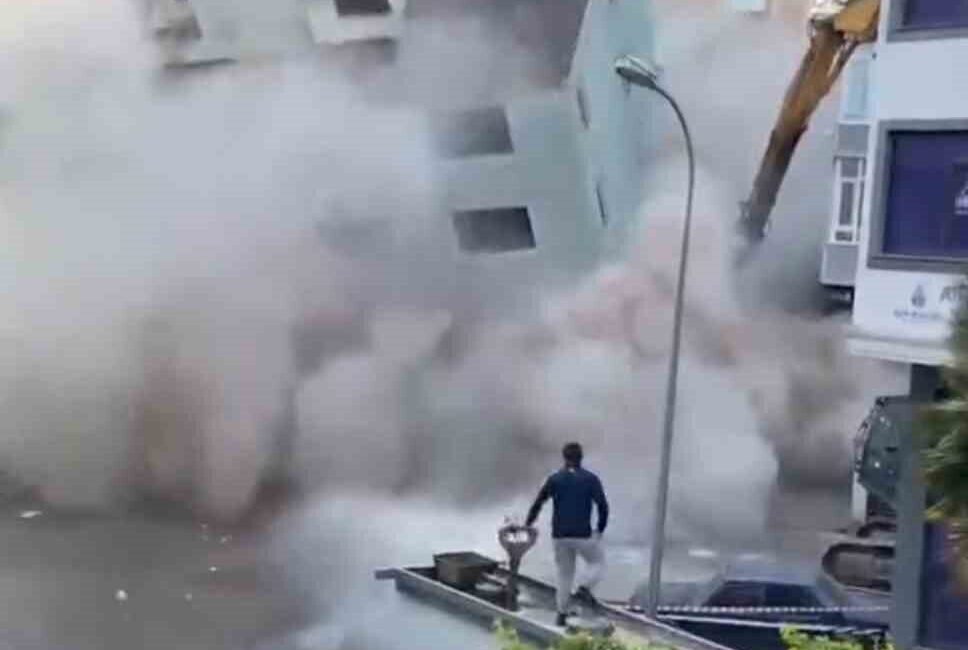Kartal’da bir bina yıkım esnasında çöktü Kartal’da bir bina yıkım çalışması sırasında çöktü. Binanın 3 ay