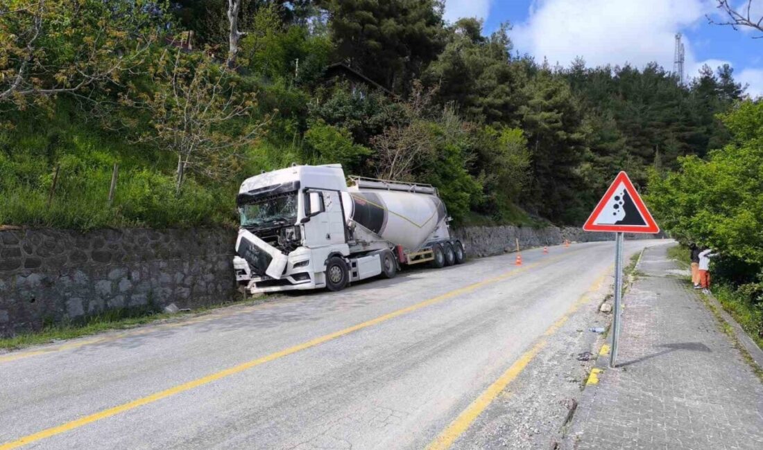 Kastamonu’da freni patlayan beton mikseri istinat duvarına çarptı: 2 yaralı Kastamonu’nun Bozkurt ilçesinde çimento yüklü tır, rampadan inerken freninin patlaması
