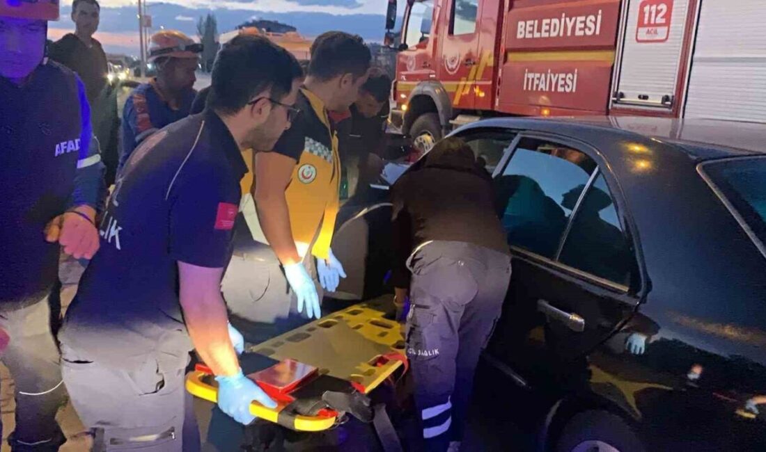 Kazada yaralanan baba, ağlayan oğlunun elini tutarak sakinleştirdi Karaman’da iki otomobilin çarpıştığı kazada yaralanan baba, elinden tuttuğu oğlunu,