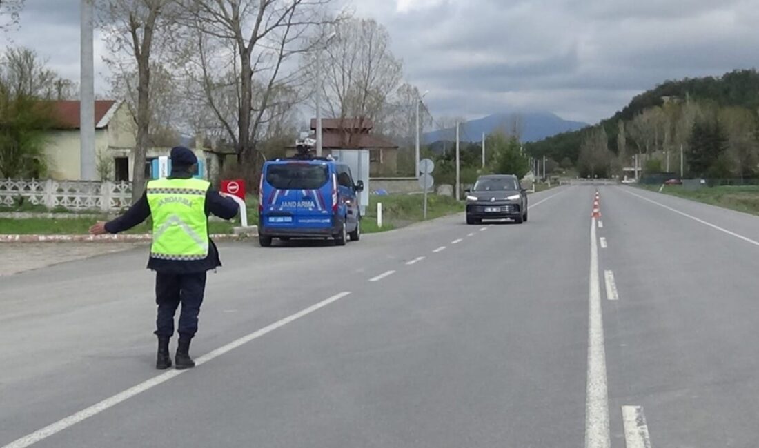 Kazaların yaşandığı güzergahta jandarmadan sıkı trafik denetimi Bolu İl Jandarma Komutanlığı’na bağlı trafik timleri, Bolu-Mudurnu kara yolunda
