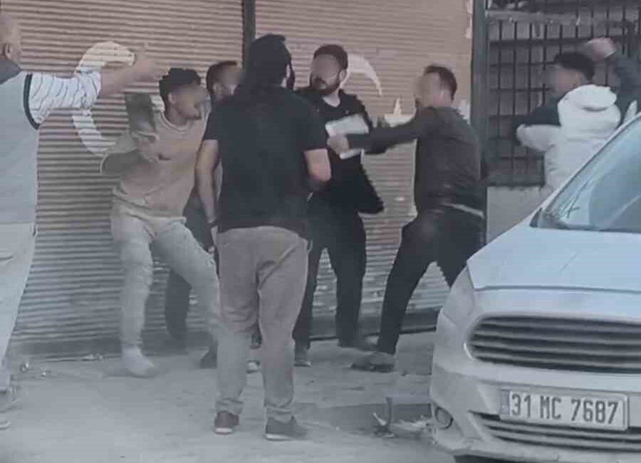 Keserli kavga kamerada Hatay’da iki grup arasında yaşanan yumruklu ve keserli kavga kameraya