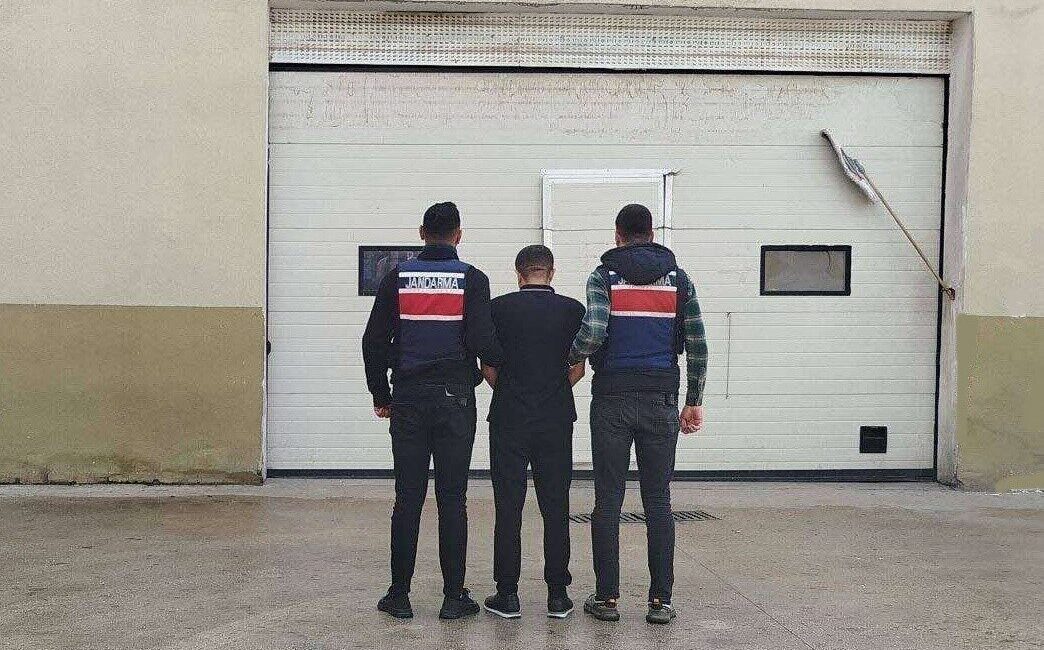 Kesinleşmiş 15 yıl hapis cezasıyla aranan şahıs yakalandı Gaziantep’te çeşitli suçlardan kesinleşmiş 15 yıl hapis cezasıyla aranan şahıs,