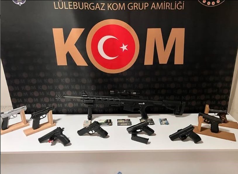 Kırklareli’nde suç örgütü operasyonunda 14 gözaltı Kırklareli’nde polis ekiplerince suç örgütlerine yönelik düzenlenen operasyonda 14 şüpheli