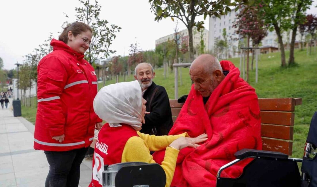 Kızılay, geceyi sokakta geçirecekler için beslenme desteğini sürdürecek İstanbul ve çevresinde hissedilen depremin ilk anlarından itibaren beslenme desteği