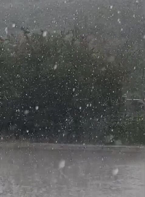 Kocaeli’de aniden bastıran dolu sürücülere zor anlar yaşattı Kocaeli’de etkili olan dolu ve sağanak yağış sebebiyle sürücülere zor
