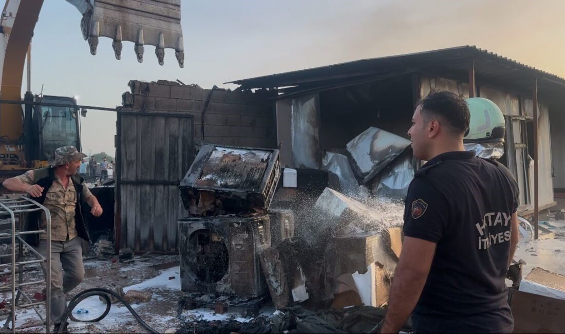 Konteyner yatakhane alevlere teslim oldu Hatay’da şantiye alanında işçilerin kaldığı konteyner yatakhane alevlere teslim oldu.