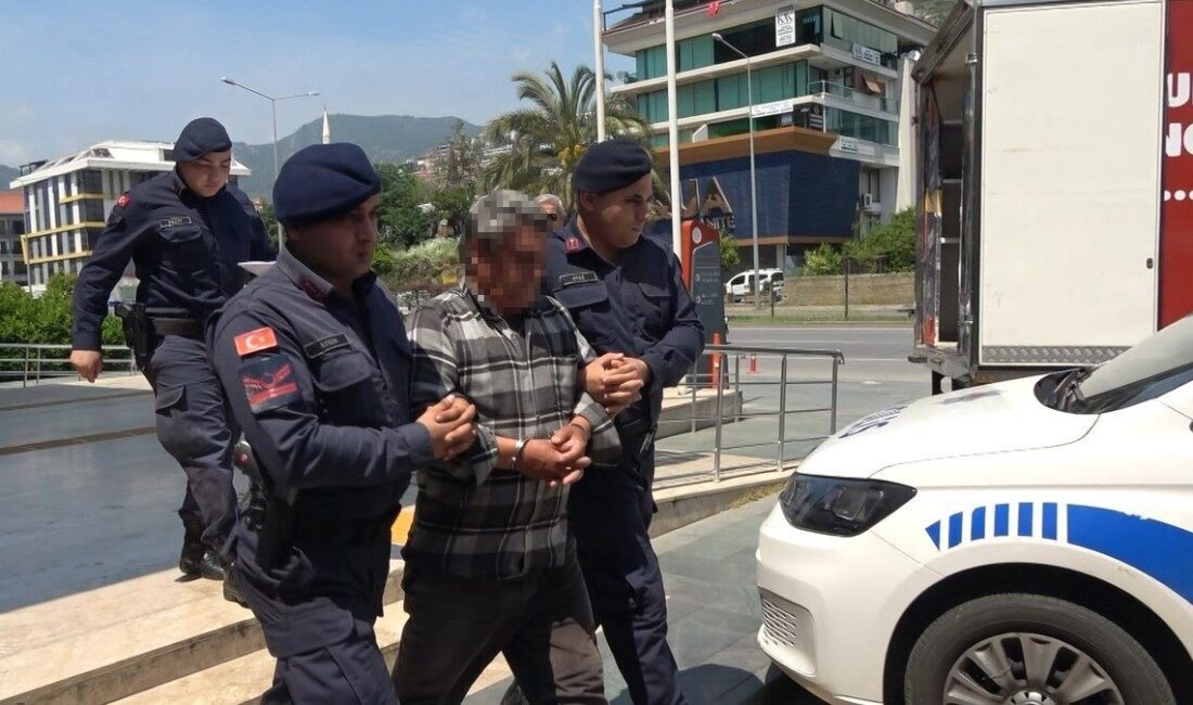 Koyuna tekme atıp iple eziyet eden adam tutuklandı, koyun koruma altına alındı Antalya’nın Alanya ilçesinde koyuna tekme ve iple eziyet eden ve