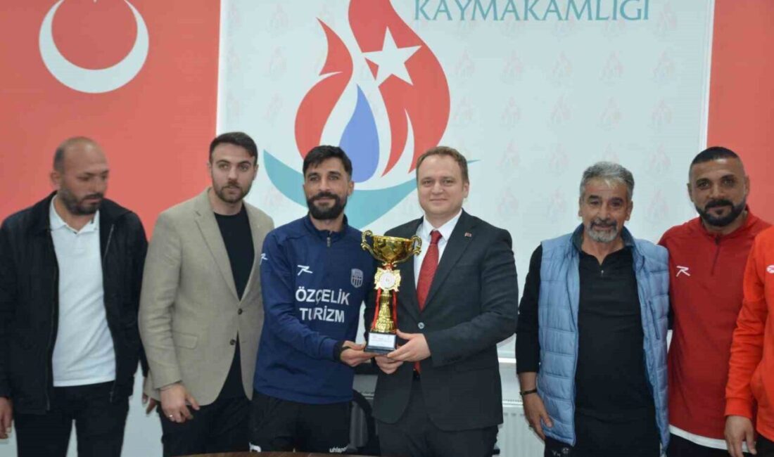 Lig şampiyonu Kopspor, kupasını Kaymakam Koşansu’ya takdim etti Muş Süper Amatör Lig’ini şampiyon olarak tamamlayan Bulanık Kopspor Takımı,