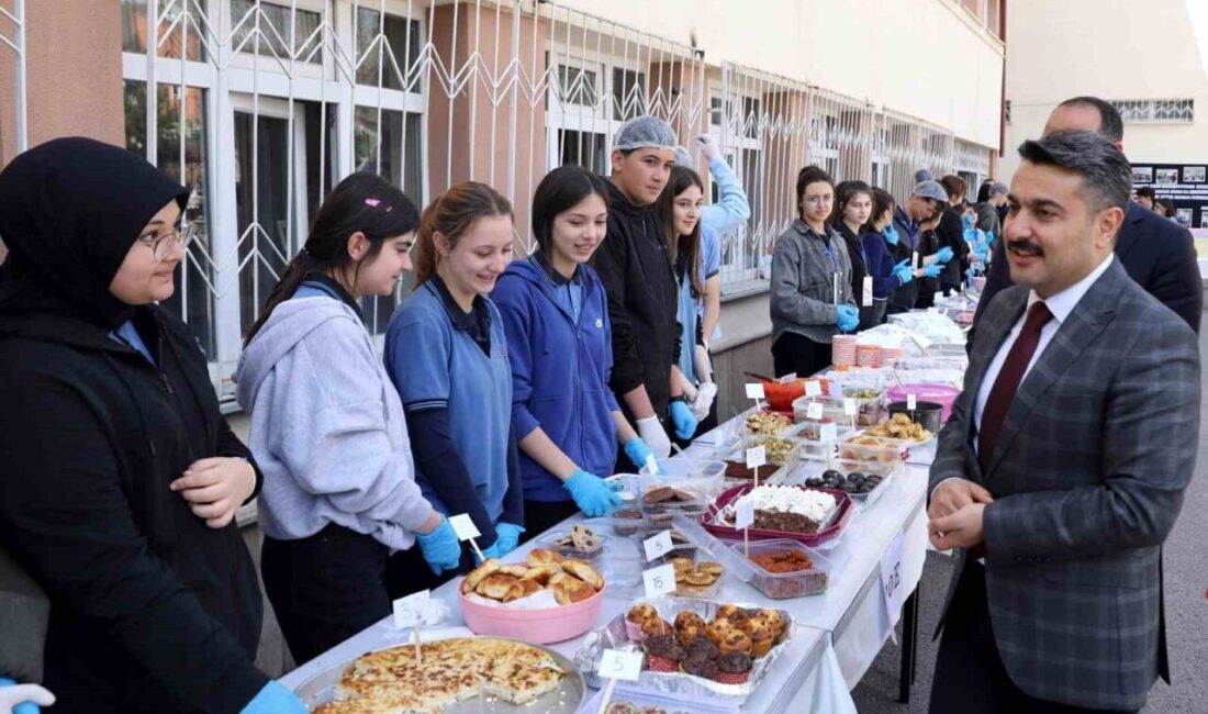 Lise öğrencileri kardeş okul için hayır panayırı düzenledi Sivas Cumhuriyet Anadolu Lisesi, İyilikte Yarış Projesi kapsamında kardeş okul