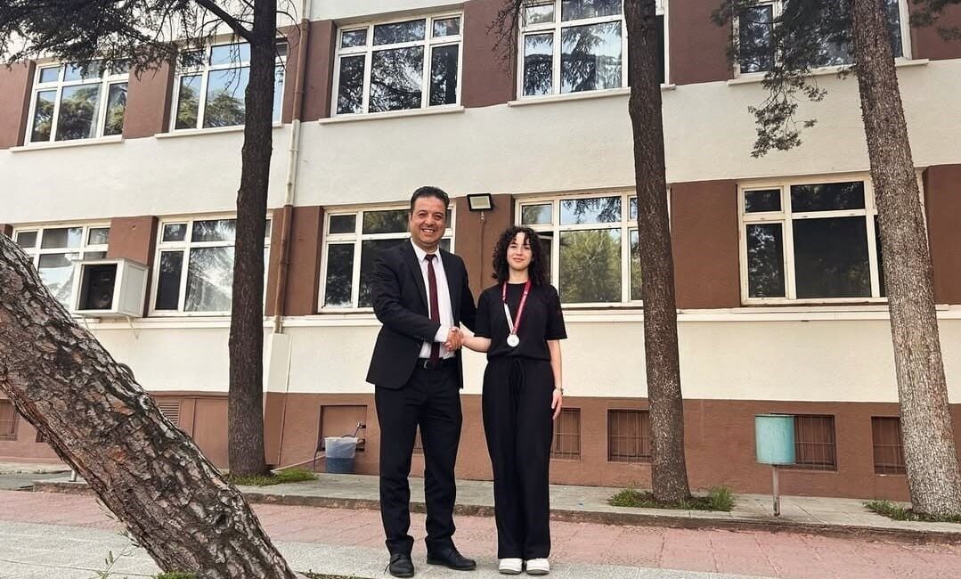 Lise Öğrencisi Betül Sarfın’dan gururlandıran başarı Balıkesir Lisesi öğrencisi Betül Sarfın, taekwondo branşında gösterdiği üstün performansla
