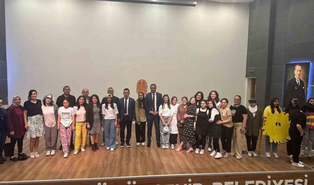 Liselilerin müzikli drama oyunu ilgi gördü Sarıgöl Milli Egemenlik Çok Programlı Anadolu Lisesi tarafından hazırlanan ’Dünyamız