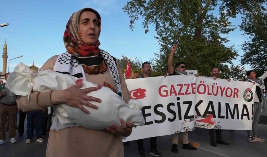 Manavgat halkı Gazze için tek yürek oldu Antalya’nın Manavgat ilçesinde toplanan vatandaşlar İsrail’in Gazze’ye yönelik saldırılarını protesto