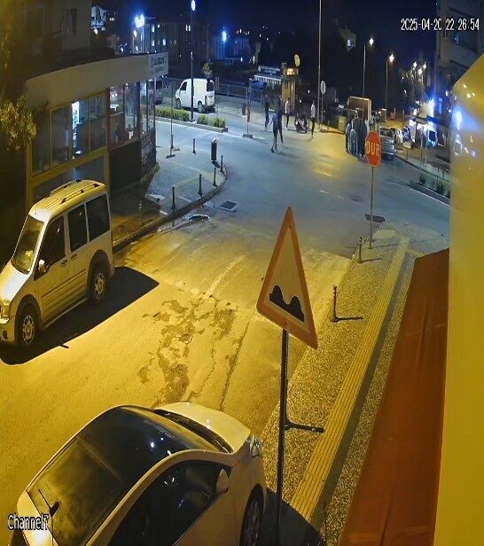 Manavgat’ta motosiklet kazası kamerada Antalya’nın Manavgat ilçesinde otomobille çarpışan motosiklet sürücüsü yaralandı. Kaza, Emek