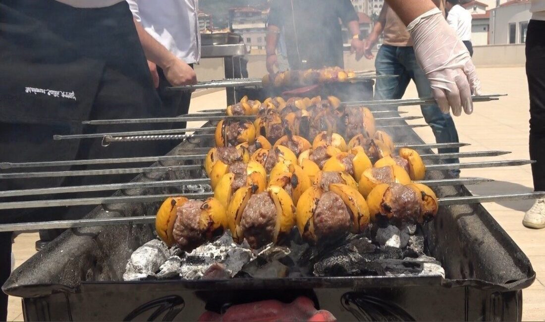 Mangallar yakıldı, muşmulanın da kebabı yapıldı Alanya Üniversitesi’nde muşmula (yeni dünya) kebabının Alanya’da tanıtılması için Gastronomi