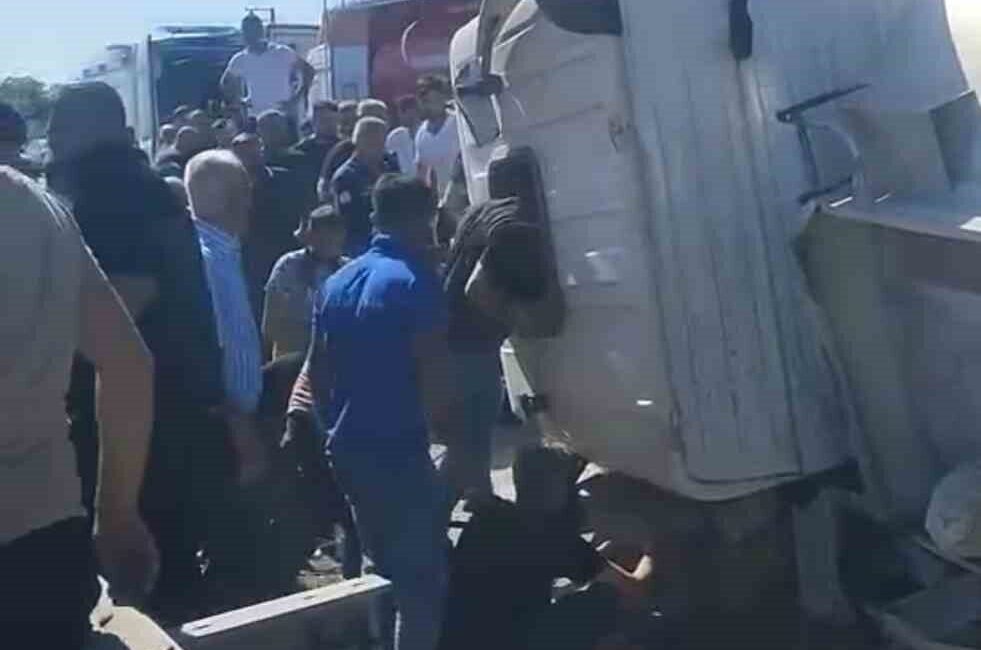 Mardin’de akaryakıt tankeri devrildi: 1 ölü, 1 yaralı Mardin’in Nusaybin ilçesinde akaryakıt tankerinin yan yattığı kazada 1 kişi