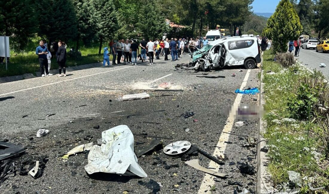 Marmaris’te karayolu savaş alanına döndü: 1 ölü, 4 yaralı Muğla’nın Marmaris ilçesinde meydana gelen otomobil ve ticari aracın karıştığı