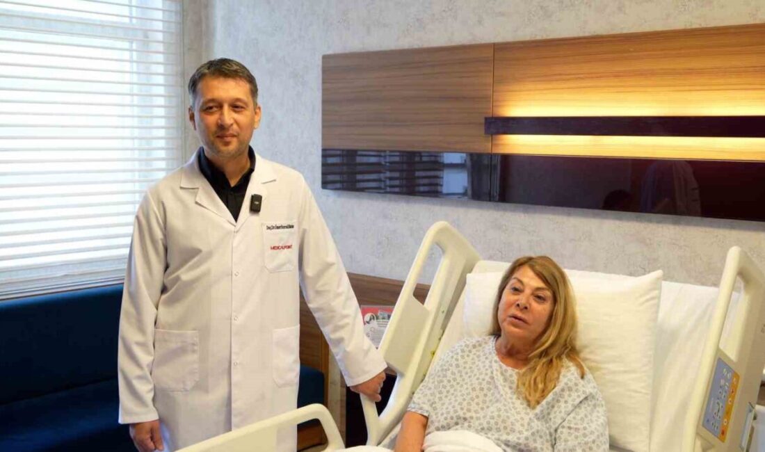 Medical Point’te kalın bağırsak polipleri ileri endoskopik yöntemle temizlendi İzmir Ekonomi Üniversitesi Medical Point Hastanesi’ne karın ağrısı ve dışkıda