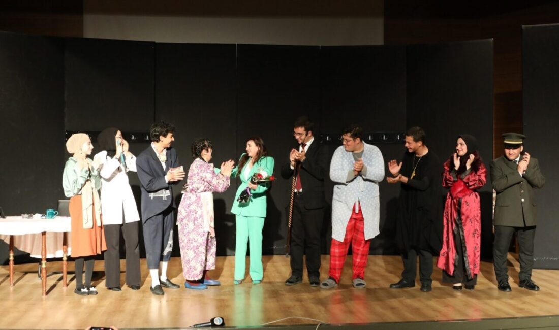 Mektep Melikgazi’nin oyuncuları performanslarıyla alkış topladı Melikgazi Belediyesi; kültür ve sanat etkinlikleri çerçevesinde düzenlediği Anton Çehov’un