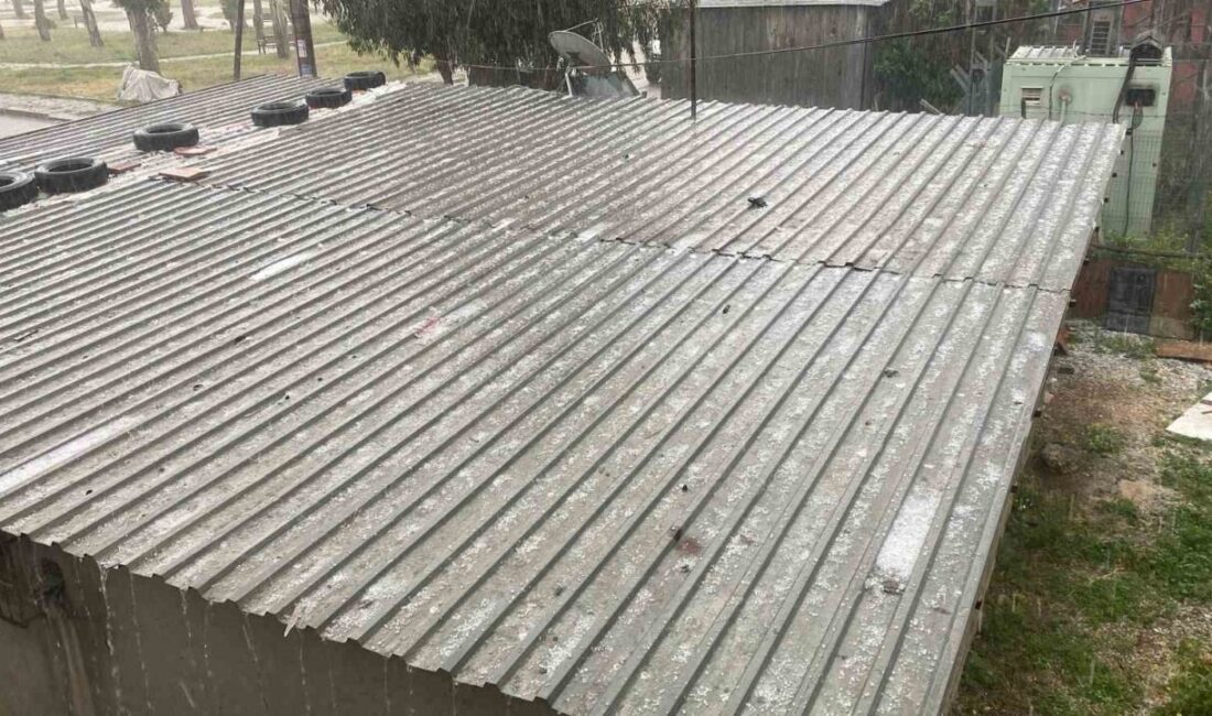 Mersin’de kuvvetli yağış hayatı olumsuz etkiledi Mersin’in bazı bölgelerinde aniden bastıran kuvvetli yağış dere taşırdı, yolları