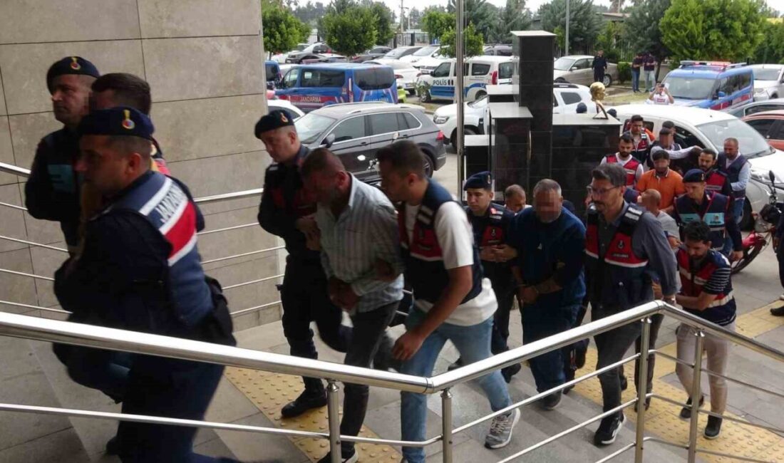 Mersin’de uyuşturucu tacirlerine çifte operasyon: 15 tutuklama Mersin Erdemli’de uyuşturucu tacirlerine yönelik düzenlenen eş zamanlı çifte operasyonda