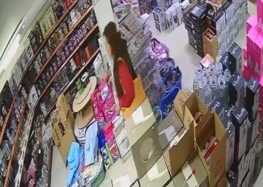Milas’taki hırsızlık anı güvenlik kamerasına yansıdı Muğla’nın Milas ilçesinde bir iş yerinden gerçekleşen hırsızlık anı güvenlik