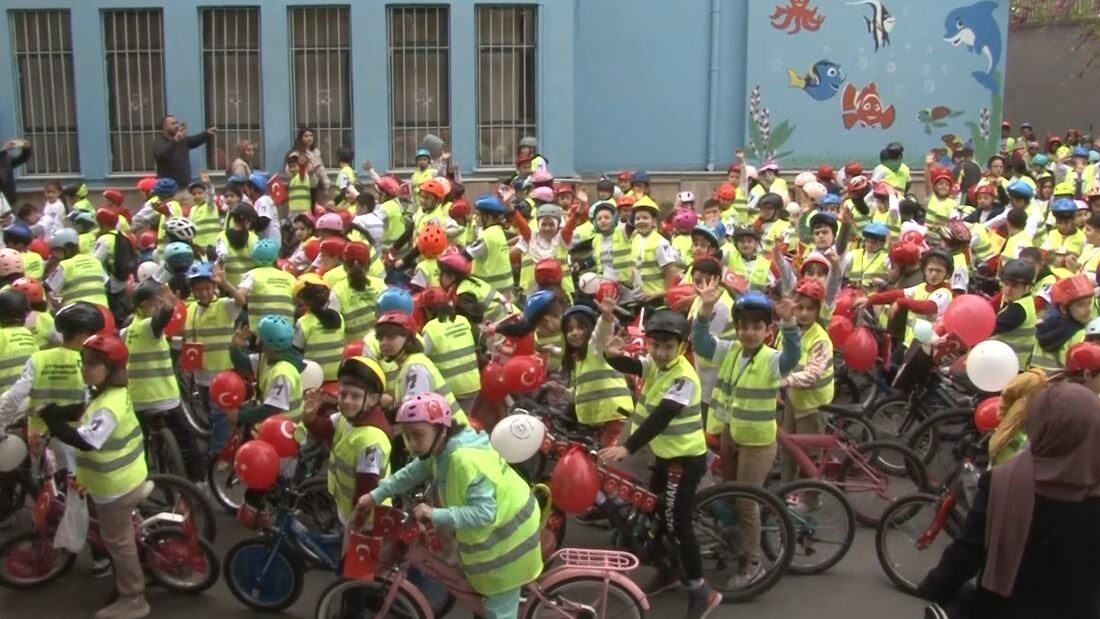 Minik Pedallar Meclise Gidiyor: “Mektepten Meclise Pedal” Etkinliği Renkli Görüntülere Sahne Oldu Zeytinburnu’nda 23 Nisan Ulusal Egemenlik ve Çocuk Bayramı kutlamaları kapsamında