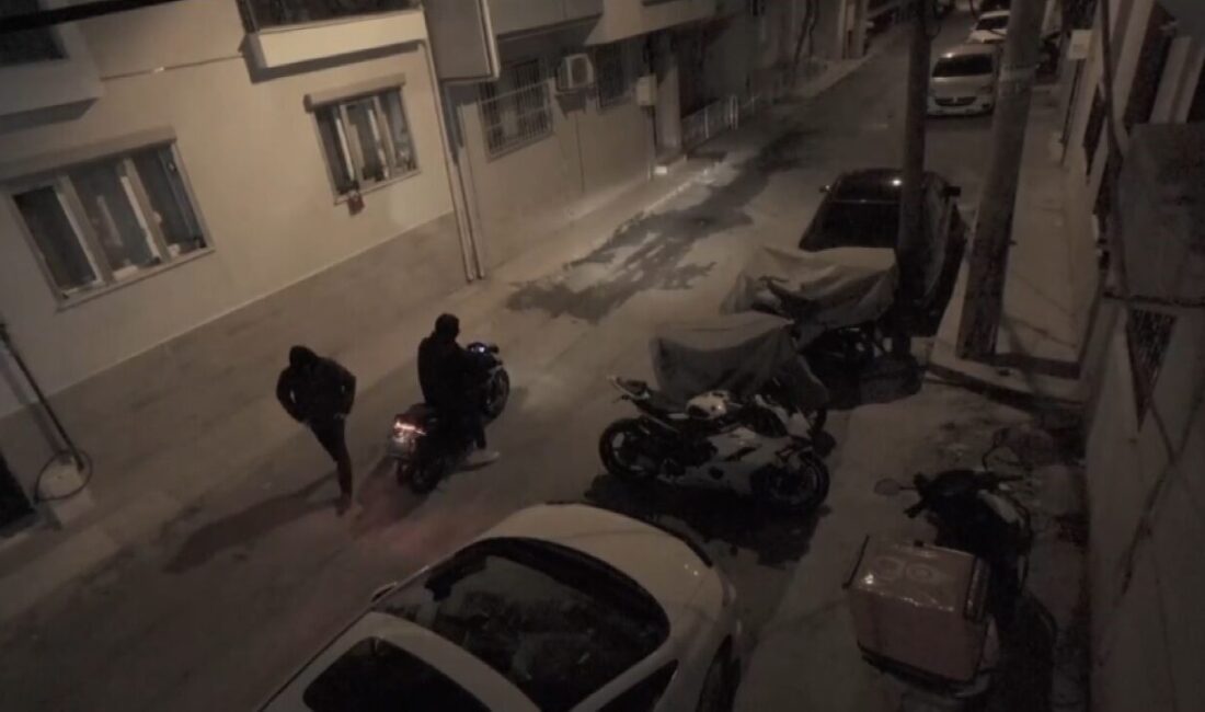 Motosikletin hız göstergesini çaldılar İzmir’in Buca ilçesinde plakasız motosikletle sokağa gelen iki kişi, gözüne