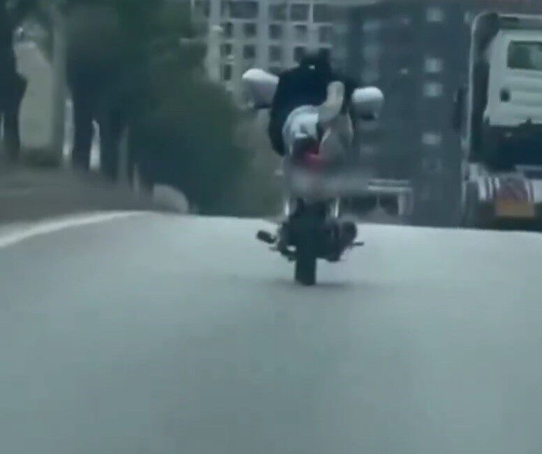Motosikletle akrobatik hareketler yaptı, cezadan kaçamadı Gaziantep’te trafikte ilerleyen motosikletli genç, yaptığı tehlikeli hareketlerle hem kendi