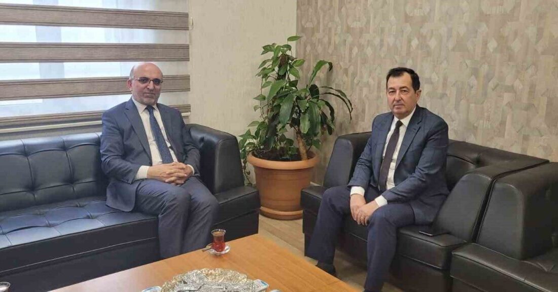Müftü İmamoğlu kurban vekaleti tesliminde bulundu Afyonkarahisar İl Müftüsü Lütfü İmamoğlu, Devlet Hastanesi yönetimini ziyaret ederek