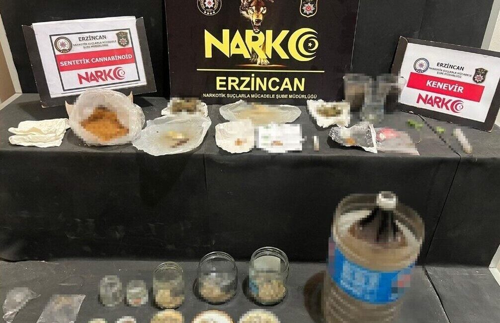 Narkotikten uyuşturucu operasyonu Erzincan’da polis ekiplerince uyuşturucu operasyonu düzenlendi. 4 kişinin yakalandığı operasyonda