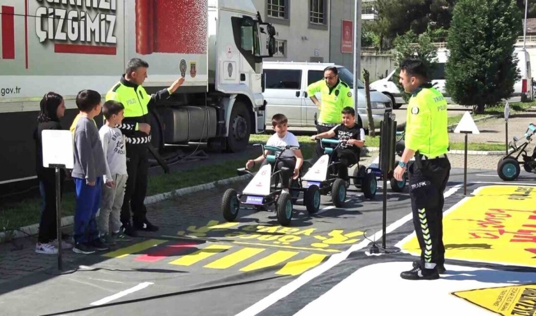 Öğrenciler trafik kurallarını bu tırda öğreniyor Türkiye genelinde çocuklarda trafik bilincini artırmak amacıyla Karabük’e getirilen mobil