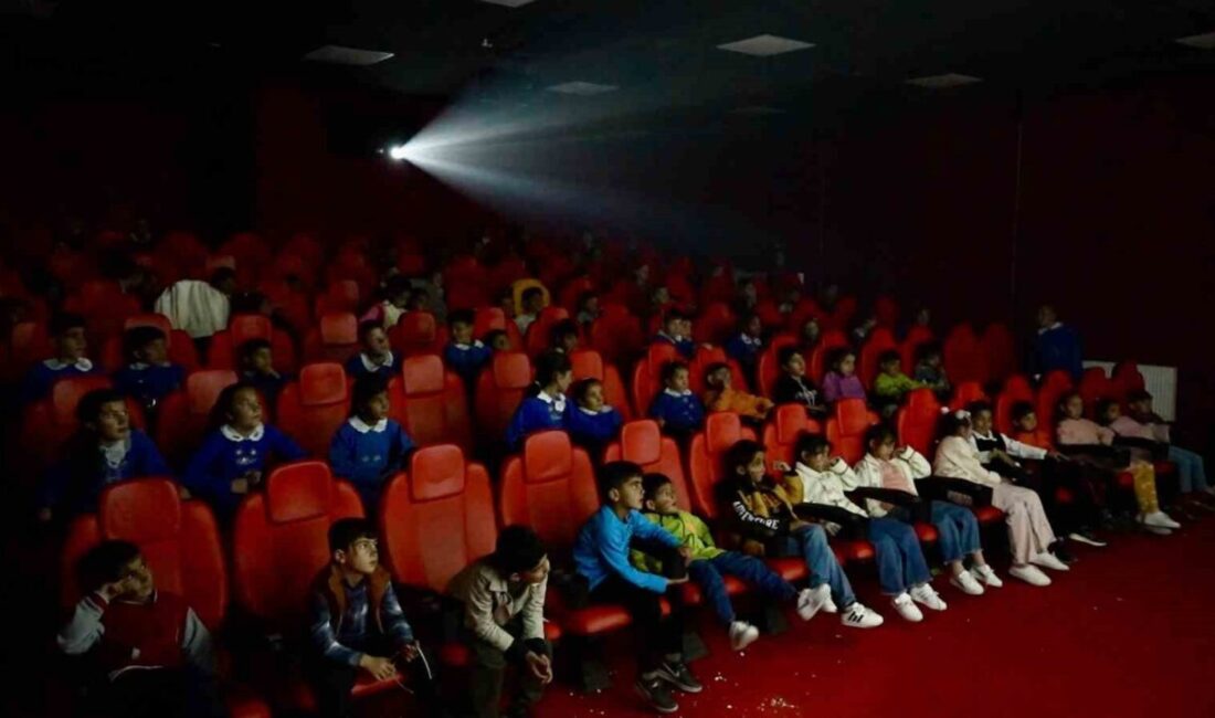 Öğretmenin hayali gerçek oldu, öğrenciler ilk kez sinemayla tanıştı İbrahim Çeçen Vakfı, 23 Nisan’da Ağrı’da 200 minik öğrenciyi sinema