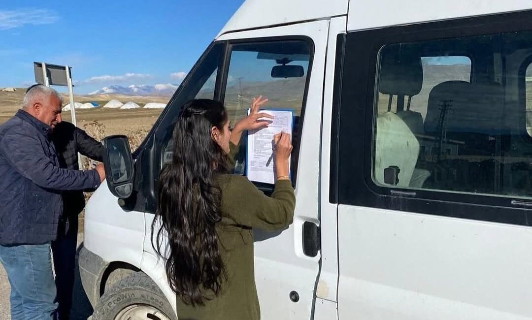 Okullarda servis denetimi yapıldı Ağrı’nın Diyadin ilçesine bağlı Taşbasamak Ortaokulu’nda öğretmenler tarafından öğrenci servislerine