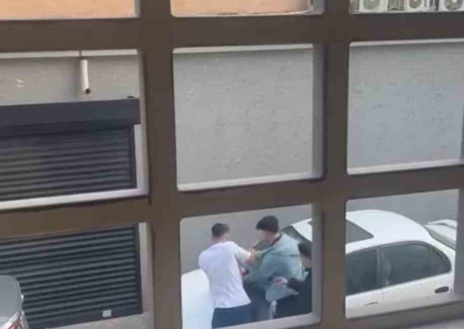 Öldüresiye dayak kamerada Bursa’da 2 şahıs, iddiaya göre husumetli oldukları kişiyi öldüresiye dövdü.