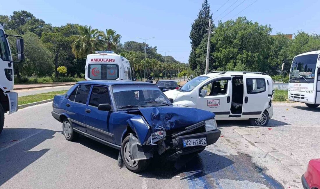 Önünde seyreden araca arkadan çarptı, o anlar güvenlik kamerasına yansıdı Manavgat ilçesi Titreyengöl Caddesi’nde aynı istikamette gitmekte olan otomobilin hafif