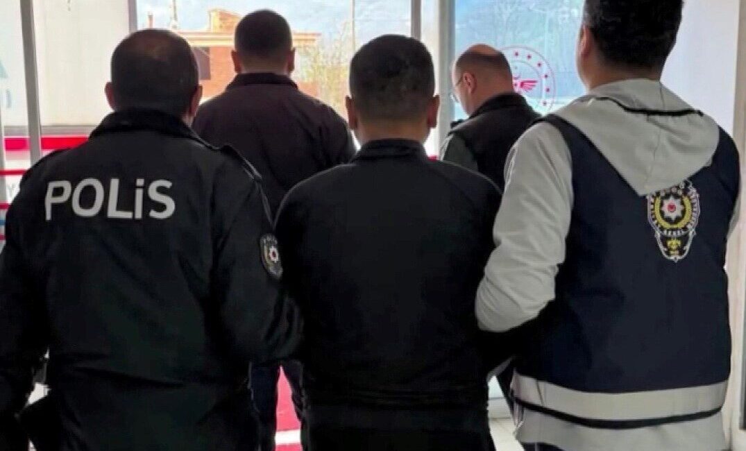 Ordu’da cinayet suçundan aranan hükümlü, saklandığı gizli bölmede yakalandı Ordu’da polis ekipleri tarafından yapılan çalışmalar sonucu, cinayet suçundan aranması
