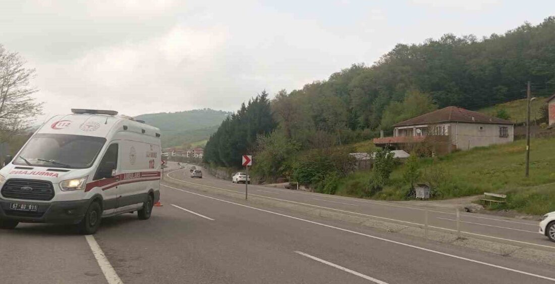Otomobil tarlaya uçtu, dede ve iki torunu yaralandı Zonguldak’ta sürücünün direksiyon hakimiyetini kaybettiği araç tarlaya uçtu. Kazada dede