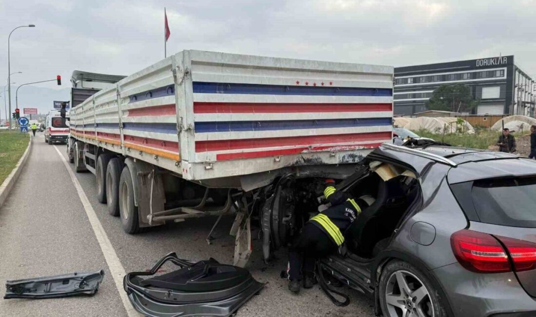 Otomobil tırın altına girdi Kahramanmaraş’ta meydana gelen trafik kazasında tırın altına giren otomobilin sürücüsü