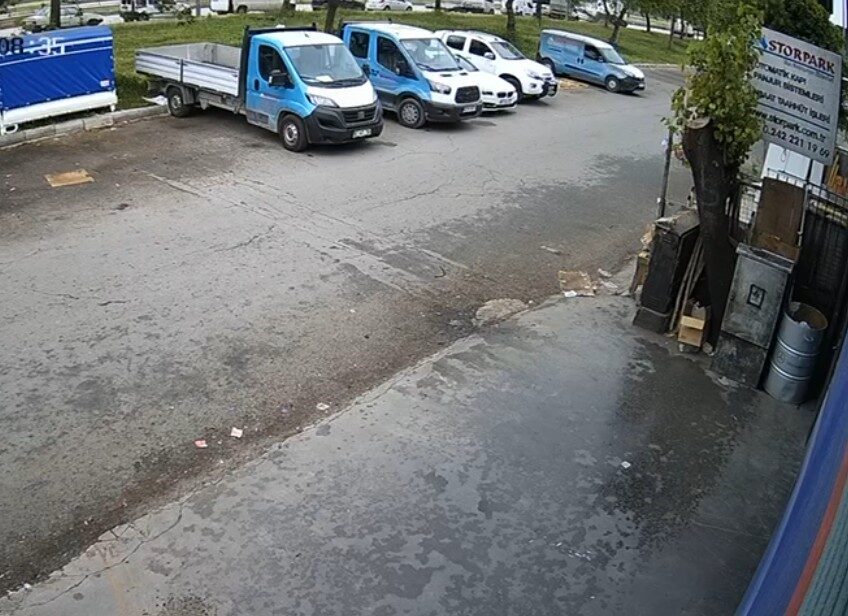 Park halindeki kamyonete çarpan otomobil hurdaya döndü, genç sürücüsü hayatını kaybetti Antalya’da seyir halindeyken park halindeki kamyonete çarpan otomobilin 25 yaşındaki