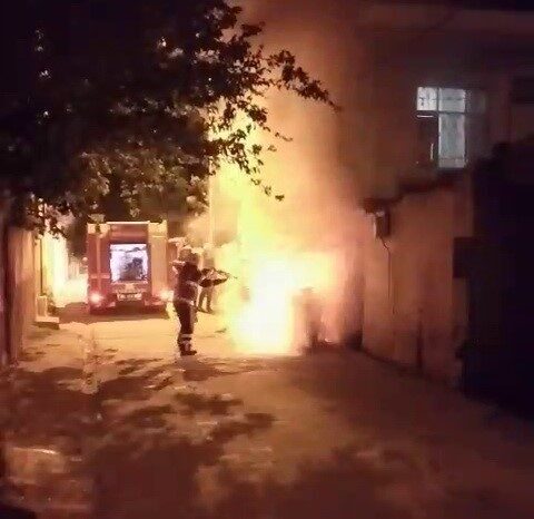 Park halindeki motosiklet alev alev yandı Adıyaman’ın Kahta ilçesinde park halindeki bi motosiklet alev alev yanarak