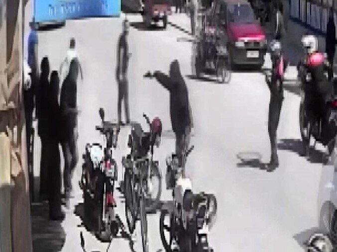 Polisin silahlı şahsa kahramanca müdahalesi kamerada Mersin’in Tarsus ilçesinde silah çekilen bir olayda bölgeye gelen yunus