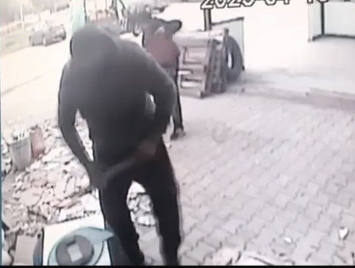 Rahat tavırlarla hırsızlık kamerada Bursa’da 2 şüpheli, sabah saatlerinde tadilata giren dükkandan hırsızlık yaptı.