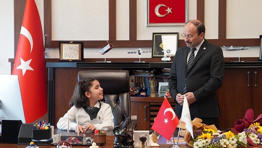 Rektör Çakmak, 23 Nisan’da makamını çocuklara devretti Erzurum Teknik Üniversitesi (ETÜ) Rektörü Prof. Dr. Bülent Çakmak, 23
