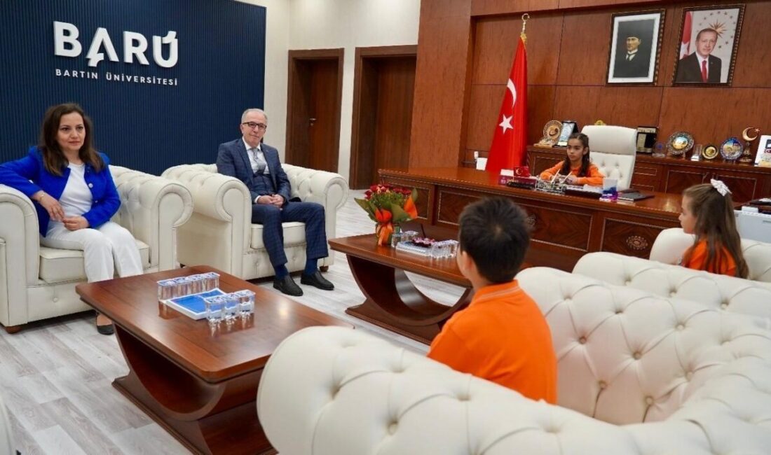 Rektör Uzun, koltuğunu çocuklara devretti Bartın Üniversitesi (BARÜ) Rektörü Prof. Dr. Orhan Uzun, 23 Nisan
