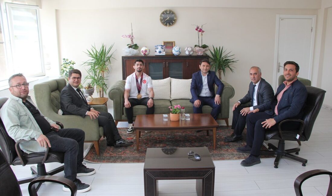 Şampiyon Kamal’dan Kaymakam Özdemir ve Başkan Dönmez’e ziyaret Avrupa Güreş Şampiyonu Kerem Kamal, kazandığı büyük başarının ardından memleketi