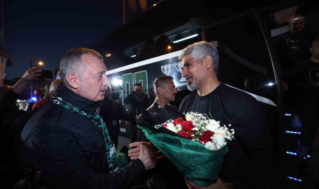 Şampiyon Kocaelispor’u protokol ve taraftar karşıladı Trendyol Süper Lig’e yükselmeyi şampiyon olarak garantileyen Kocaelispor, Esenler Erokspor